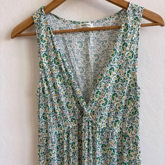 Max Studio midi dress in the floral print, Size M, 100% rayon fabric. - Picture 2 of 10